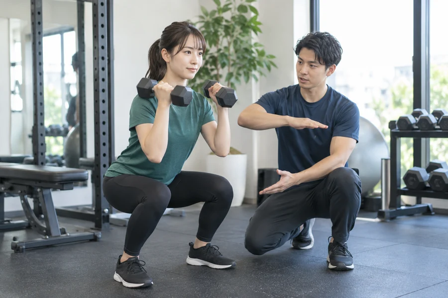 トレーナーとパーソナルトレーニングを行うイメージ