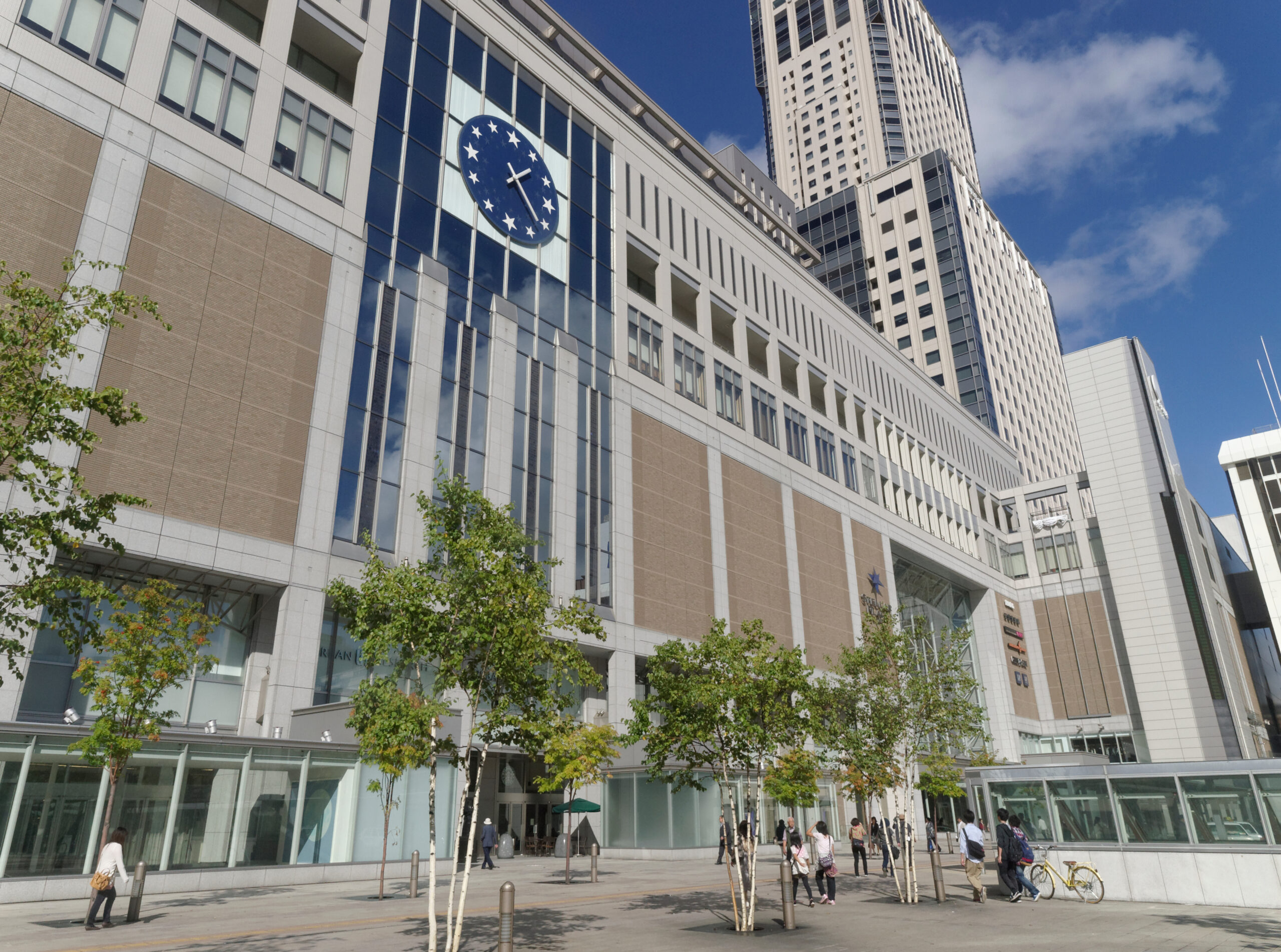 JR札幌駅南口の駅舎と駅前の風景