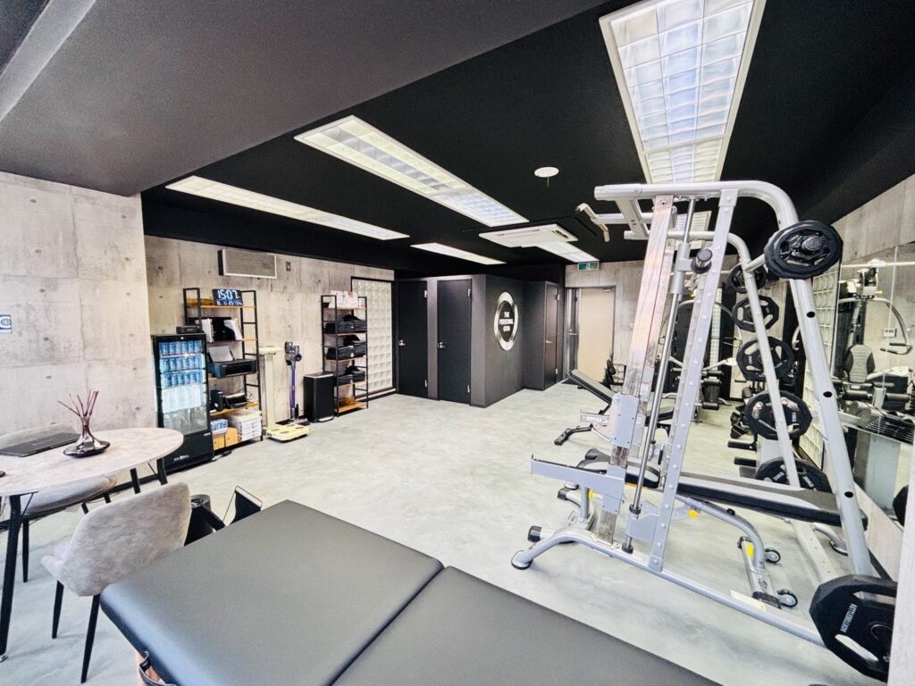THE PERSONAL GYM柏店の店内全景と手前のベッド