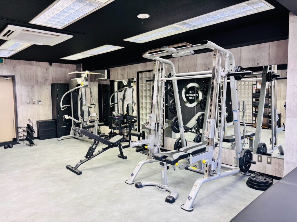 THE PERSONAL GYM柏店の鏡の前に並ぶトレーニング器具