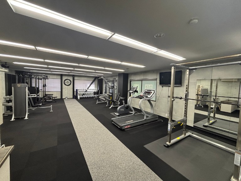 THE PERSONAL GYM高槻店の広角の店内写真