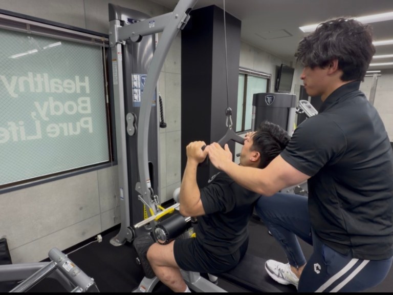 THE PERSONAL GYM高槻店でトレーナーがトレーニングをサポートする様子