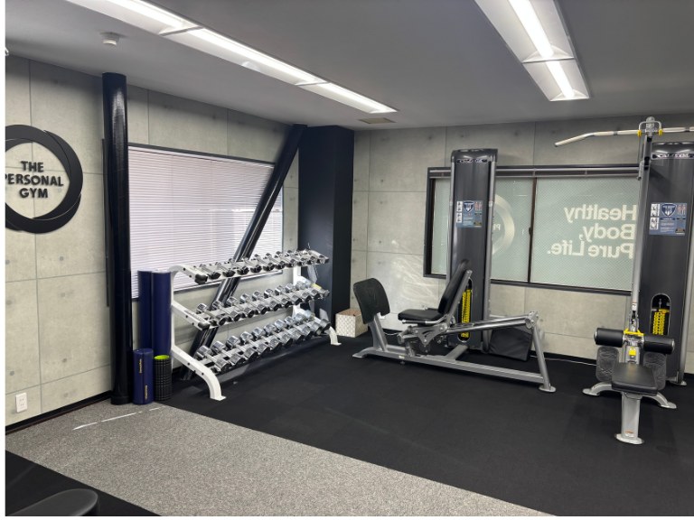 THE PERSONAL GYM高槻店のダンベルとトレーニングマシン