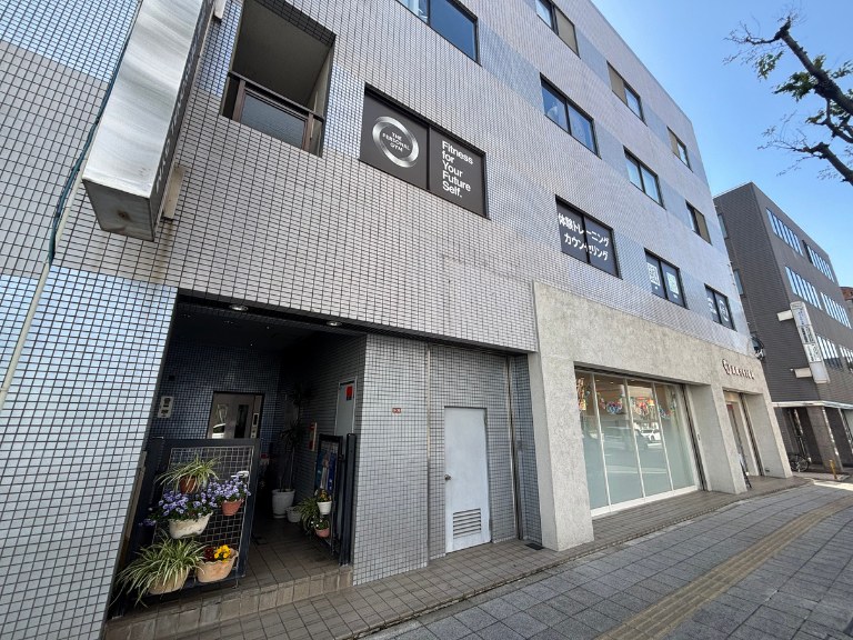 THE PERSONAL GYM高槻店が入るアシダビルの外観